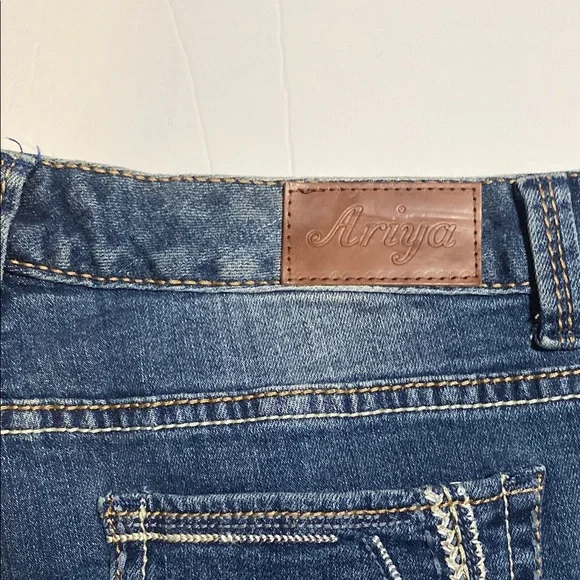 Ariya Blue Ankle Cropped Jeans with Distressed Details. Decorative pockets. - Picture 4 of 7